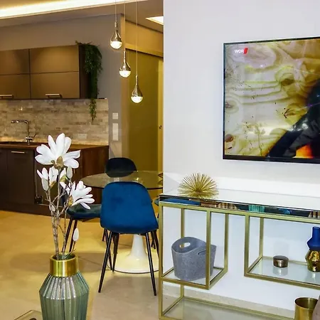 Unique Luxury - Netflix Included Apartment *